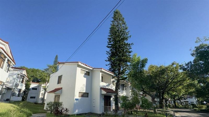 想體驗台版Top Gun？漢翔將當年IDF美籍顧問的「美軍村」變身翔園文旅！千元就能住進德州風白屋別墅，品嚐道地眷村菜與特調咖啡。還能穿飛行服耍帥、挑戰2.2米深水泳池。平日房價約兩千超親民且含早餐，高CP值帶你玩轉航太祕境。（圖／記者師瑞德攝影）