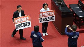 財劃法修正三讀　離島分配公式與本島脫鉤立法院會21日三讀修正通過財劃法部分條文，針對離島計算公式的爭議，三讀條文則進行文字修正，在計算直轄市、縣市的各項分配權數中，均加入「不含離島」等文字。圖為國民黨團總召傅(山昆)萁（後左）、立委陳玉珍（後右）舉手板留影。中央社記者趙世勳攝　114年11月21日