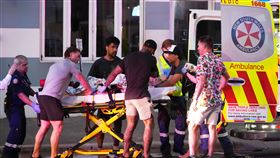 雪梨邦代海灘槍擊案已增為16死，槍手為父子檔。（圖／美聯社／達志影像）