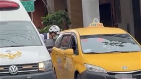 救護車執勤暫停遭計程車狂按喇叭逼讓道。（圖／翻攝自爆料公社）
