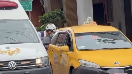救護車執勤被逼讓道!小黃按喇叭辱罵網怒