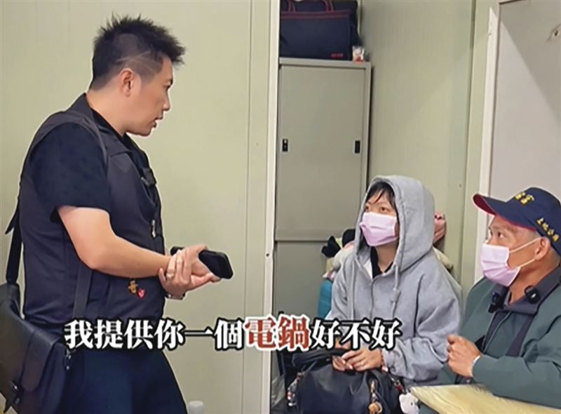 受害者指控,賓賓哥(左)打造公益善心的人設,目的是為了斂財。(翻攝賓賓哥臉書)