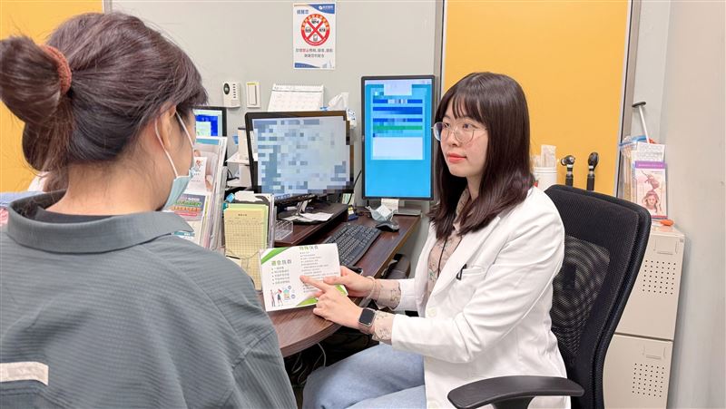 B12嚴重缺乏 婦人手抖、「面具臉」