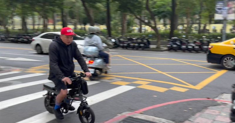 陳布朗日前被讀者直擊騎著腳踏車出現在台北市國父紀念館附近。(圖/讀者提供)