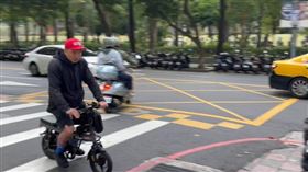 陳布朗日前被讀者直擊騎著腳踏車出現在台北市國父紀念館附近。（圖／讀者提供）