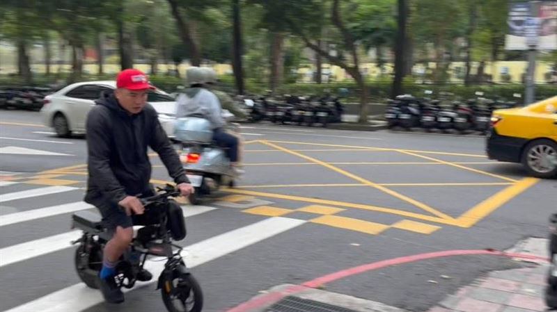 金曲歌手被直擊!布朗黑臉路人驚呼萬聖節