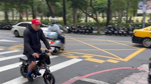 金曲歌手被直擊！布朗黑臉路人驚呼萬聖節