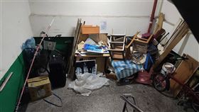 民眾抱怨，北市信維國宅大樓內垃圾堆滿樓梯間。（圖／翻攝自爆料公社 臉書）