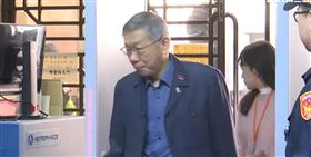 柯文哲今天（15日）上午9時許現身法院，他神情凝重，僅向支持者揮手致意後即快速步入法院。