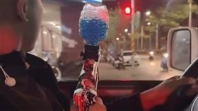 蔡男掃射水彈的情形被上傳網路（圖／翻攝自Threads @threads.meme.story）