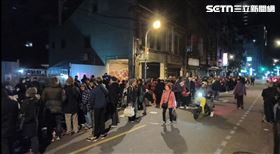 龍山寺點燈排隊 人龍超長 連椅子都有號碼牌 8號就來排隊 天字第一號的小姐（圖／翻攝畫面）