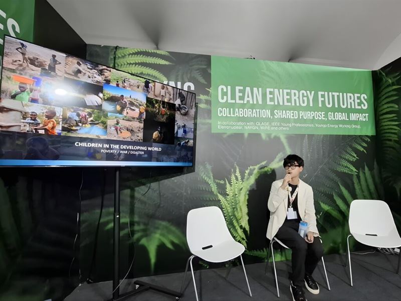 台灣囡仔柯晟睿在COP30的演講上，也展示他的Aquacendo點亮濾水瓶。（圖／Aquacendo提供）