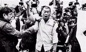 黎智英獄中心情催淚曝光：「監獄無法羞辱你；能羞辱你的，只有自己」。（圖／資料照、翻攝自IG @supportjimmylai、明白文化提供、組合圖／AP授權） 