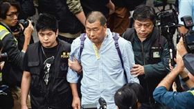 黎智英獄中心情催淚曝光：「監獄無法羞辱你；能羞辱你的，只有自己」。（圖／資料照、翻攝自IG @supportjimmylai、明白文化提供、組合圖／AP授權） 