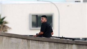 澳洲邦迪海灘槍擊事發當時，圖為兒子槍手、24歲的納維德。（圖／翻攝自X平台 @Sharis_Hashmi）