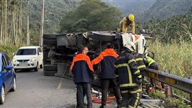 煞車失靈,埔里,大貨車,自撞護欄,翻覆,夫妻,受困（圖／翻攝畫面）