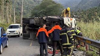大貨車「煞車失靈」自撞翻覆！夫妻受困