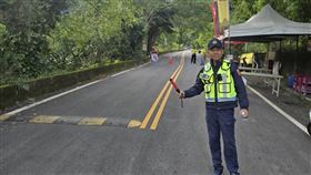 轉彎停等紅燈方向燈不能斷　東警：違者罰1200元以上台東縣警察局統計，機車肇事原因以未兩段式左轉居首位，不依規定使用方向燈也容易造成事故，警方特別提醒，車輛在紅燈停等左轉或右轉時，必須持續打方向燈，違者處1200元以上，近日警方加強執行交通違規取締。（警方提供）中央社記者盧太城台東傳真 114年12月13日