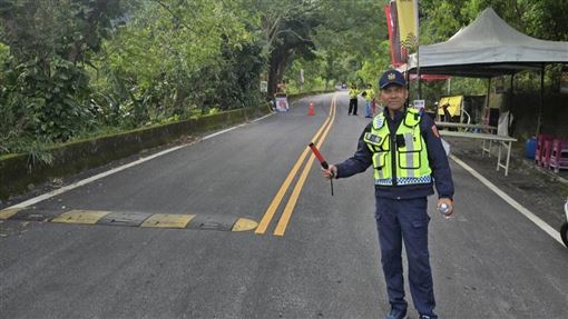 轉彎停等紅燈方向燈不能斷　違者罰1200元