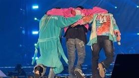 GD演唱會邀請太陽、大聲驚喜合體登台，並大喊「we are comeback！」宣告BIGBANG正式歸來。（圖／翻攝自IG @__youngbae__）
