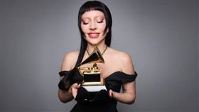 女神卡卡日前在澳洲雪梨雅高體育場舉行巡演最終場時，因現場突降豪雨，舞台表面濕滑，導致一名舞者在演出途中不慎失足。（圖／翻攝自Lady Gaga IG）