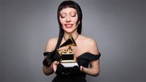 Lady Gaga爆低調當媽　遭目擊手抱嫩嬰