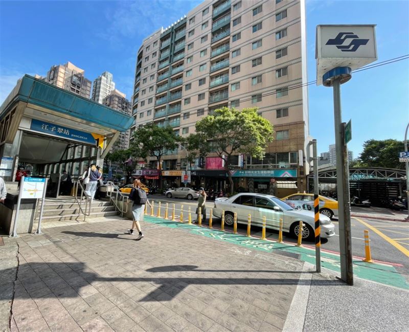 台北車站10分鐘捷運生活圈,房價最便宜的十大捷運站中,萬華5字頭最便宜,板橋江子翠站交易最熱絡,平均2天就至少買賣一件。(圖/永慶提供)