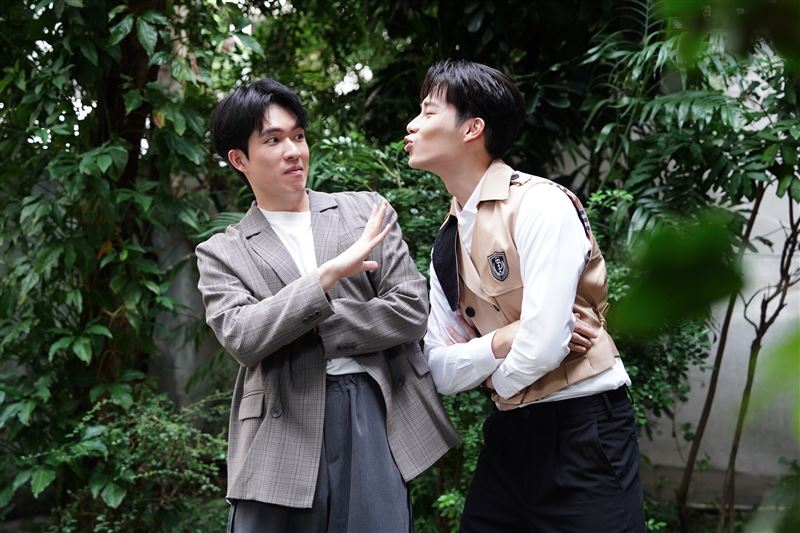 宋偉恩（右）做勢飛撲郭方儒。（圖／記者趙于瑩攝影）