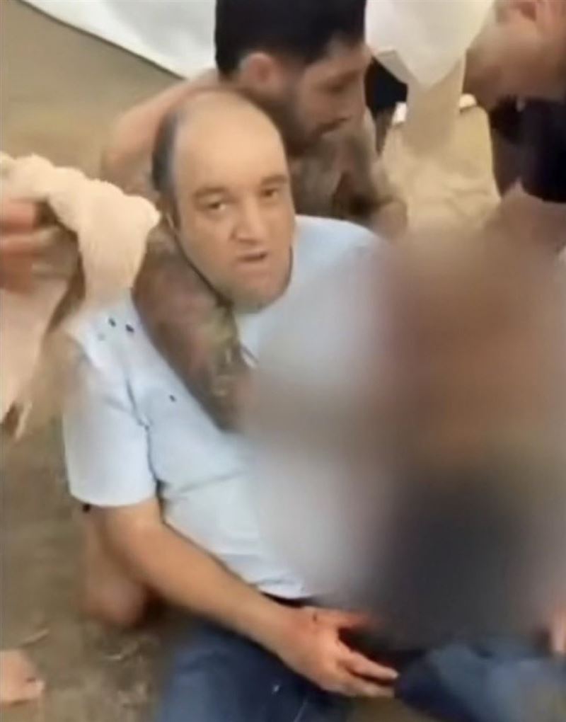 43歲的阿邁德（Ahmed al Ahmed）在事發當下，英勇衝到槍手背後，並徒手奪走槍枝，不過手臂和手部中彈接受手術，目前正在醫院休養。（圖／翻攝自X平台）