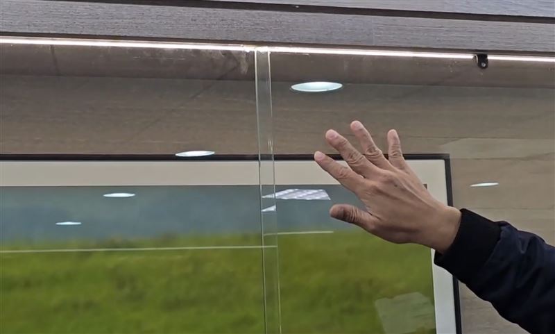 桃園機場入境通道的手扶梯,一旁玻璃掉落,砸傷返台民眾。(圖/記者石明啟攝影)