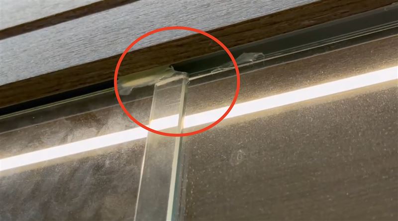 玻璃已經明顯脫膠。(圖/記者石明啟攝影)