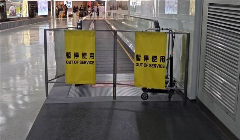 桃園機場手扶梯暫時停用。(圖/記者石明啟攝影)