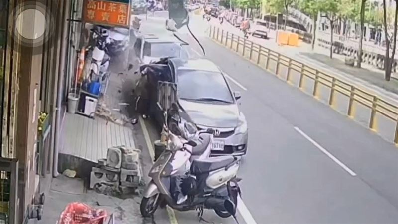 汽車毒駕肇事撞擊瞬間。(圖/翻攝畫面)