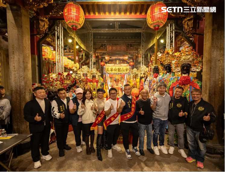 青山宮擲爐主大典爆棚。(圖/寶島神很大)