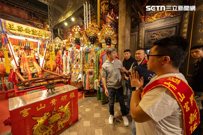 青山宮擲爐主大典爆棚。(圖/寶島神很大)