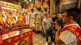 青山宮擲爐主大典爆棚。（圖／寶島神很大）