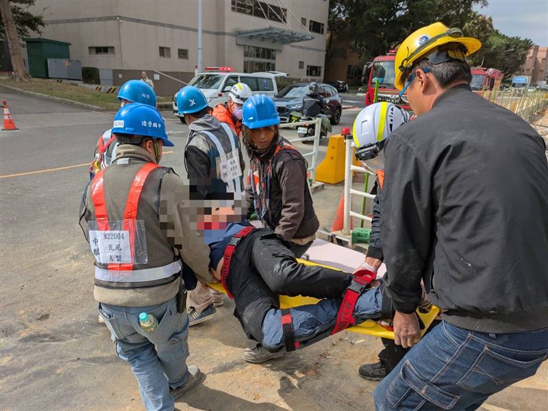 新竹科學園區新三期標準廠房新建工程發生鷹架倒塌,3名工人高處墜落。(圖/翻攝畫面)