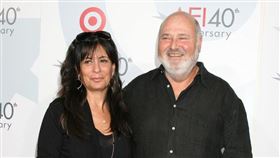 羅伯雷納與妻子米凱萊（Michele Singer Reiner）。（圖／翻攝自X平台）