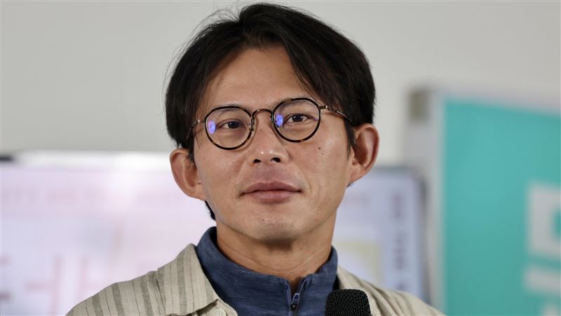 她戳黃國昌其實只怕失業：不敢倒閣裝法盲