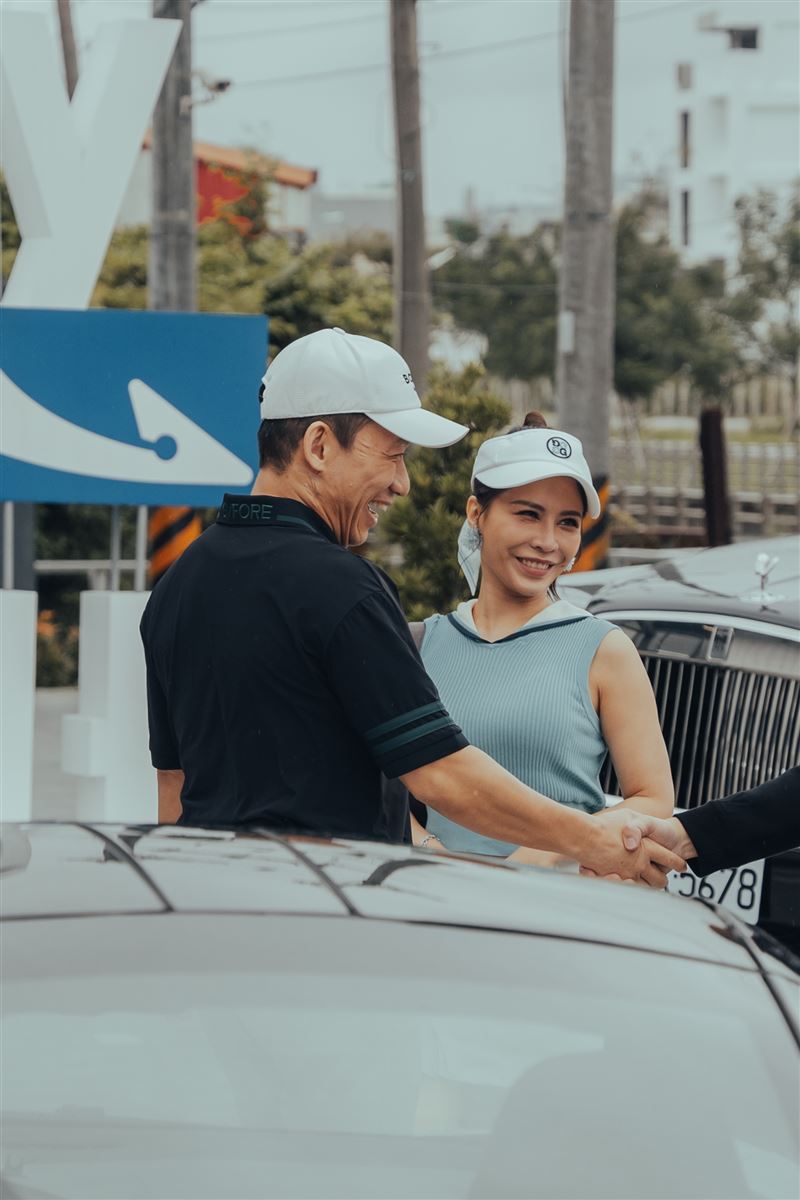 艾怡良(右)飾演小三想扶正,為金主男友郭子乾(左)全身整形。(圖/六魚文創提供)