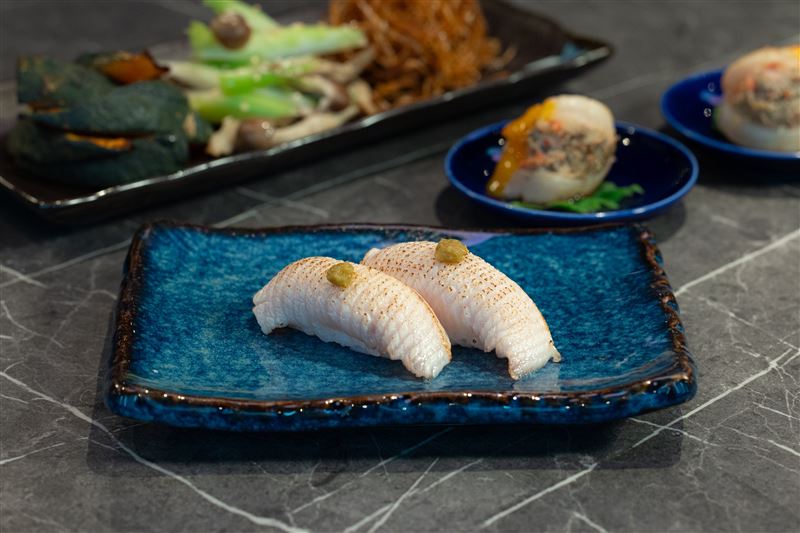 「炙燒鰤魚柚子胡椒握壽司」,將鰤魚炙燒至表面油脂微微融化,魚脂的豐潤與微酸清香的醋飯完美相襯,入口柔嫩甘甜。(圖/品牌業者提供)