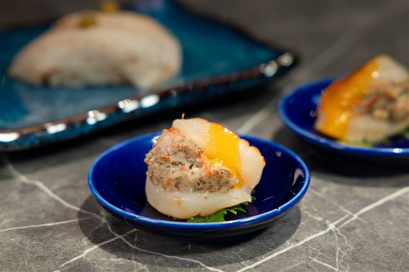 蟹膏蟹肉干貝漢堡是海味控不容錯過的一道創意料理。(圖/品牌業者提供)