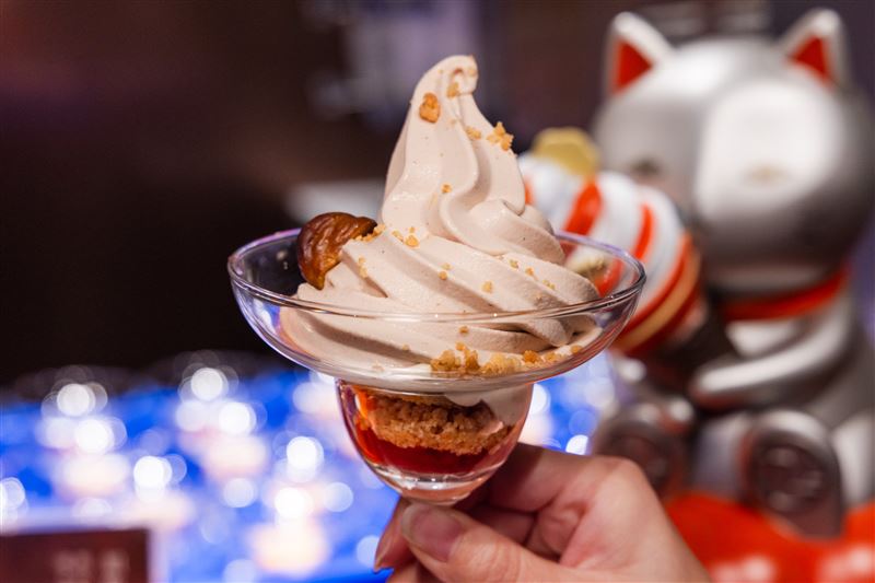 旭集與蜷尾家聯名打造「馥郁甘栗聖代」。(圖/品牌業者提供)