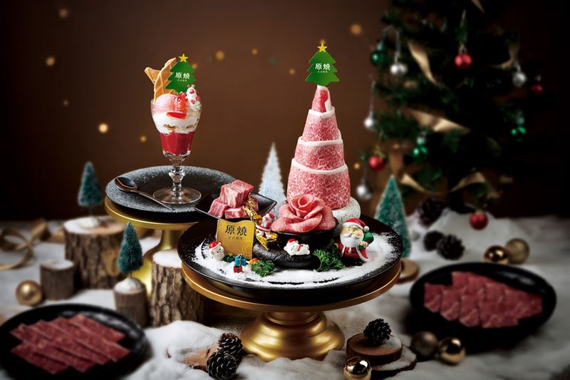 原燒推出耶誕限定初雪和牛聖誕樹及草莓聖誕芭菲杯,即日起供應至1/1,為聚餐畫下甜蜜句點。(圖/品牌業者提供)