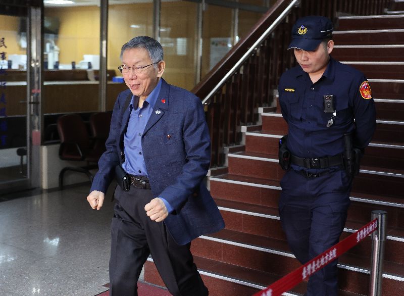 柯文哲離開法院京華城及柯文哲政治獻金案15日起在台北地方法院進行言詞辯論程序，中午休息時間，前台北市長柯文哲（左）離開法院，面對媒體未再多做回應