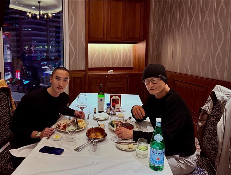 賴弘國(左)與劉偉民(右)聚餐談論婚姻心事。(圖/翻攝自劉偉民臉書)