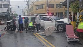 花蓮縣鳳林鎮11日下午發生一起車禍，鳳林警分局埋伏圍捕詐騙車手，詐團林姓監控車手（23歲）察覺異狀心虛落跑，逃逸途經中正路二段與大同街時，高速撞上一輛行進間的轎車，造成7人受傷送醫。