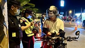 南投警方持續強化交通執法南投縣警察局交通警察隊統計民國114年1月至7月南投縣發生A1、A2類交通事故共5573件，較去年同期減少238件，死亡也較去年同期減少5人，顯示透過工程改善、積極執法、交安宣導等安全推動策略逐漸發揮成效，事故死傷數據全面下降。圖為警方交通臨檢情形。（警方提供）中央社記者蕭博陽南投縣傳真  114年8月30日