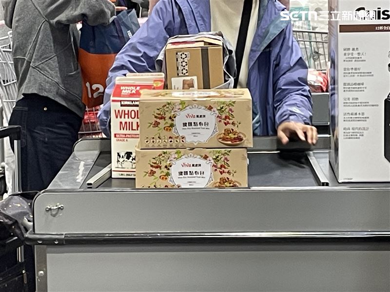 好市多的一款總匯點心包,近來每箱降價110元,引發搶買潮。(圖/記者施春美拍攝)