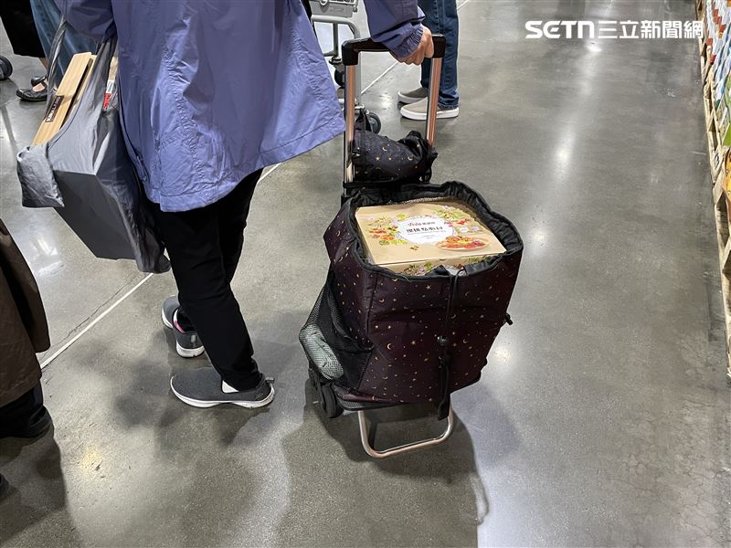 好市多的一款總匯點心包,近來降價110元,引發搶買潮。(圖/記者施春美拍攝)